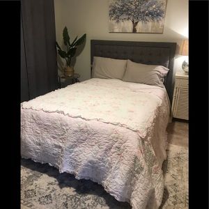 Beautiful 🌸 Pink floral Queen Quilt 🌸 Ruffles